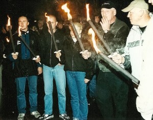 © Redaktion Kein Veedel für Rassismus, "Pro Köln" hat langjährige Erfahrung mit "Lichterketten". Hier eine Pro Köln-Demonstration in Köln-Longerich 2001 mit dem Alt-Neonazi-Kader "SS-Siggi" Borchardt (re.) aus Dortmund, und Gefolge.