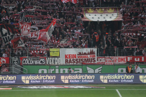 © navajos.de, Stadion - Die Fangruppe "NAVAJOS - Ultrà 1.FC Köln" hängte am 07.03.2014 ein Transparent der Kampagne "Kein Veedel für Rassismus" in die Südkurve.  