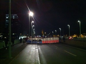 © Redaktion Kein Veedel für Rassismus - Fotoinfo: Die Straße gehört uns. Demospitze auf der Deutzer Brücke in Richtung Roncaliplatz