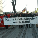 © Redaktion Kein Veedel für Rassismus - Fotoinfo: "Pro Köln"-Demonstration mit der NPD 2003 in Köln-Mülheim (mit Hut und Brille: Judith Wolter)