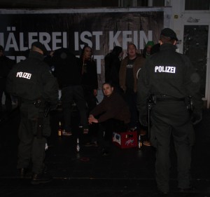 © Redaktion Kein Veedel für Rassismus - Fotoinfo: Jan F. und die Retter des Abendlandes (9 Neonazis um Jan F. wurden auf dem Weg zum Bahnhof am Eigelstein von der Polizei festgesetzt)