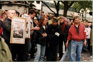 © Redaktion Kein Veedel für Rassismus - Fotoinfo:  Bernd Michael Schöpe mit den Nazi-Kadern Elbing, Klug, Wölk und Worch 1999 in Köln.