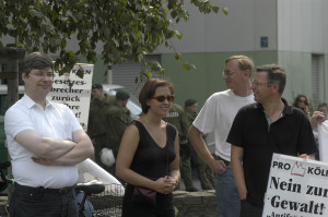 © Redaktion Kein Veedel für Rassismus - Fotoinfo: "Pro Köln"-Führungsriege mit Thorsten Crämer, 2003, Mahnwache gegen das antirassistische Grenzcamp.
