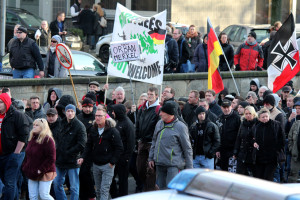 © Redaktion Kein Veedel für Rassismus - Fotoinfo: "Pro Köln" inmitten der Pegida-Randale-Demo vom 09.01.2016 in Köln. Rechts die Reichskriegsflagge, wie sie von 1933-1935 benutzt wurde.